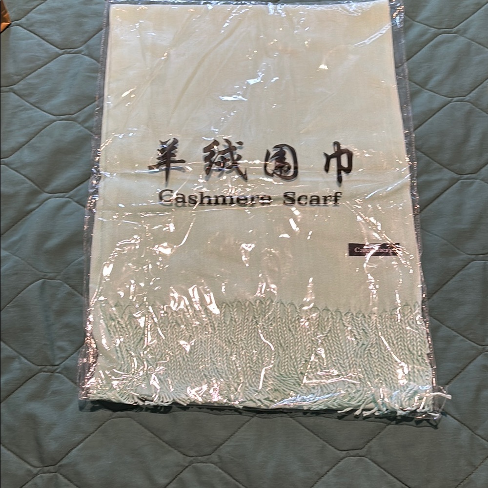 Cashmere Scarf in light green.